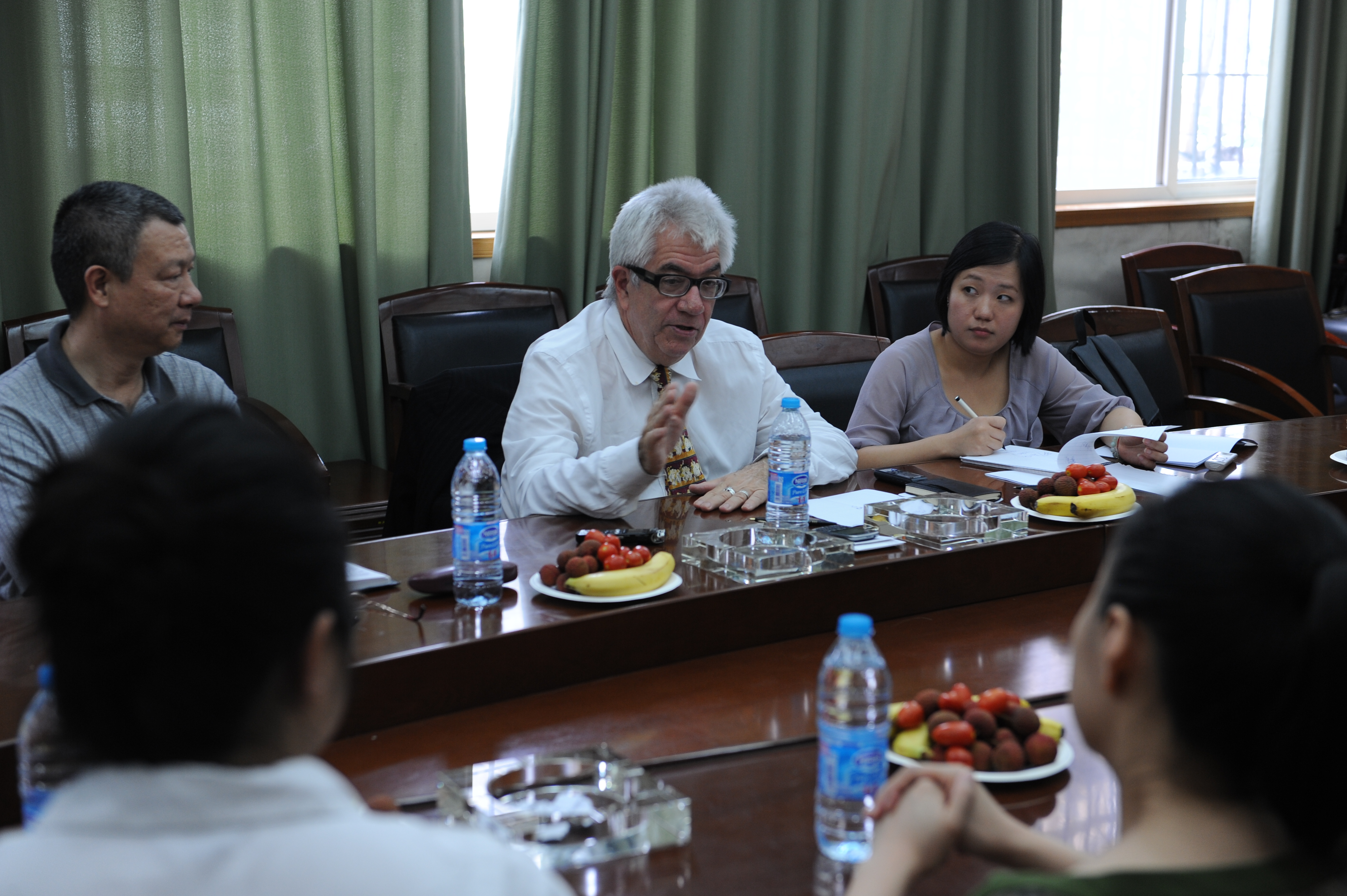 美国新闻学教授普雷特访问红桃视频
