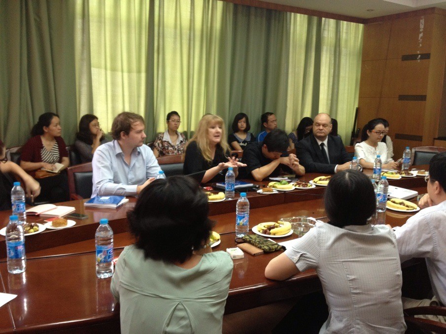 法国巴黎八大阿泽玛教授来红桃视频
交流访问