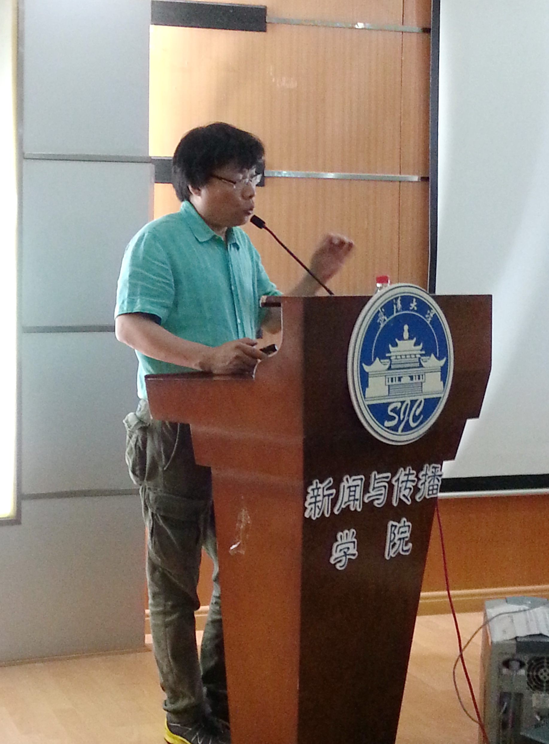 美国圣克劳德州立大学彭增军教授做客红桃视频
解析新媒介伦理问题