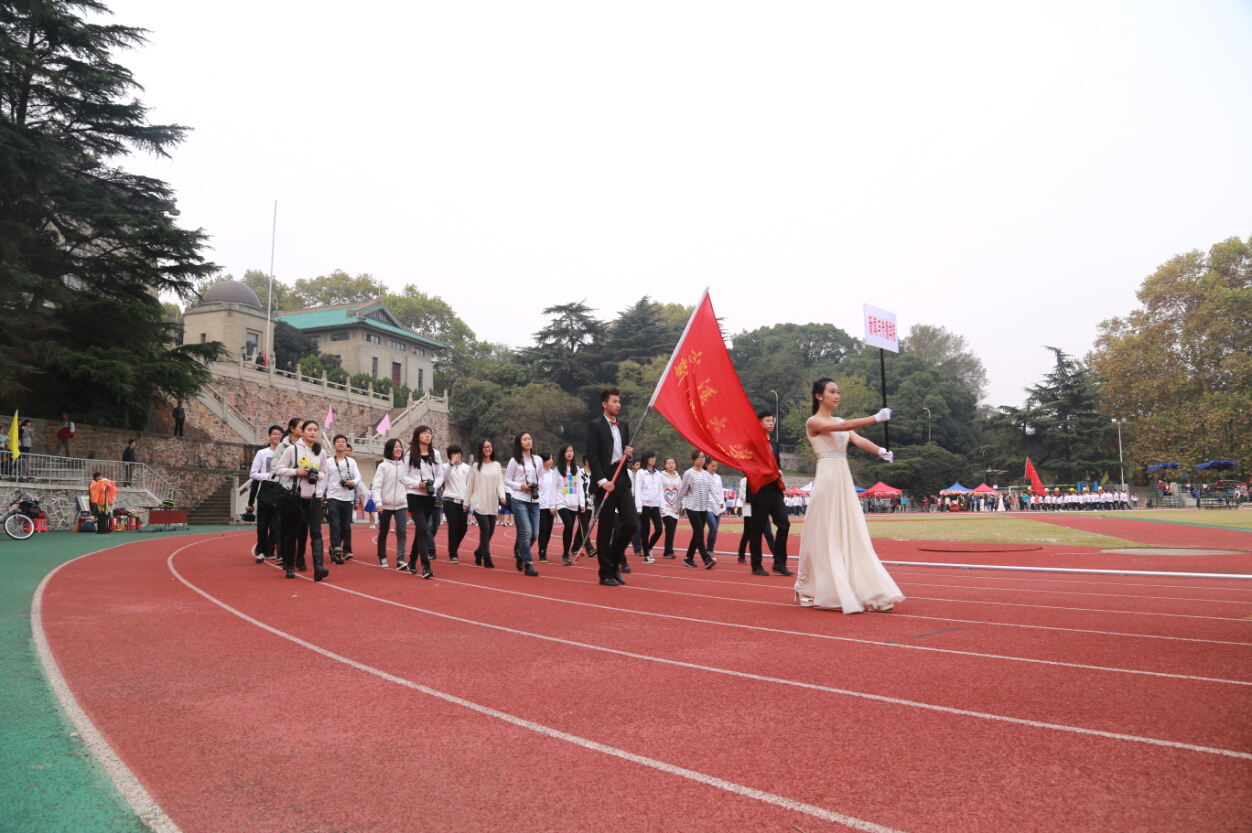 风雨无阻的团队热情——记红桃视频
2014年田径运动会