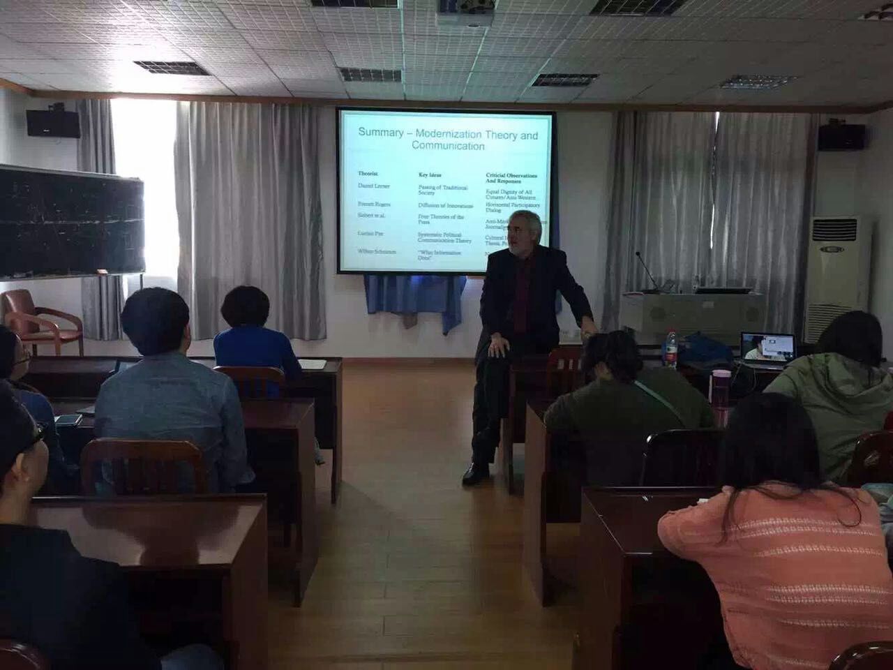 天普大学传播学院Thomas Jacobson教授来红桃视频
讲学