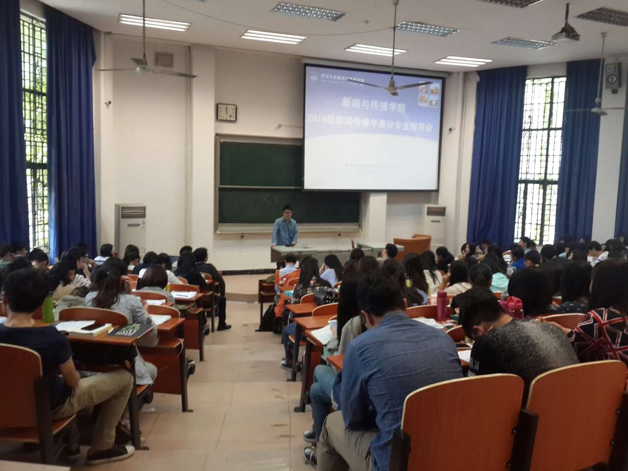 拨开迷雾，指点迷津——红桃视频
举行2014级分专业指导会