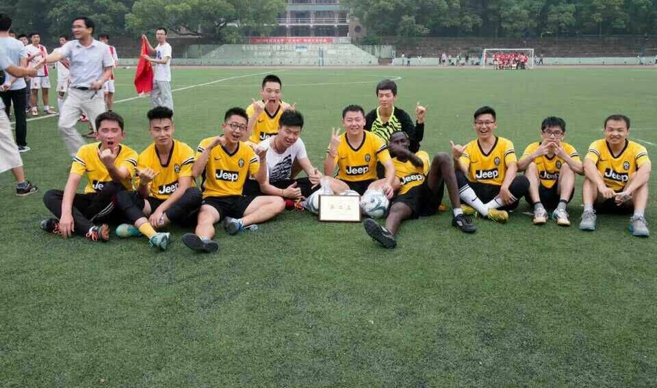 红桃视频
研究生男子足球队勇夺校研究生男子足球赛亚军