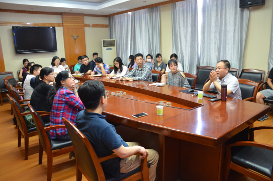 中国传媒大学胡正荣教授来红桃视频
讲授媒体融合与传播学研究