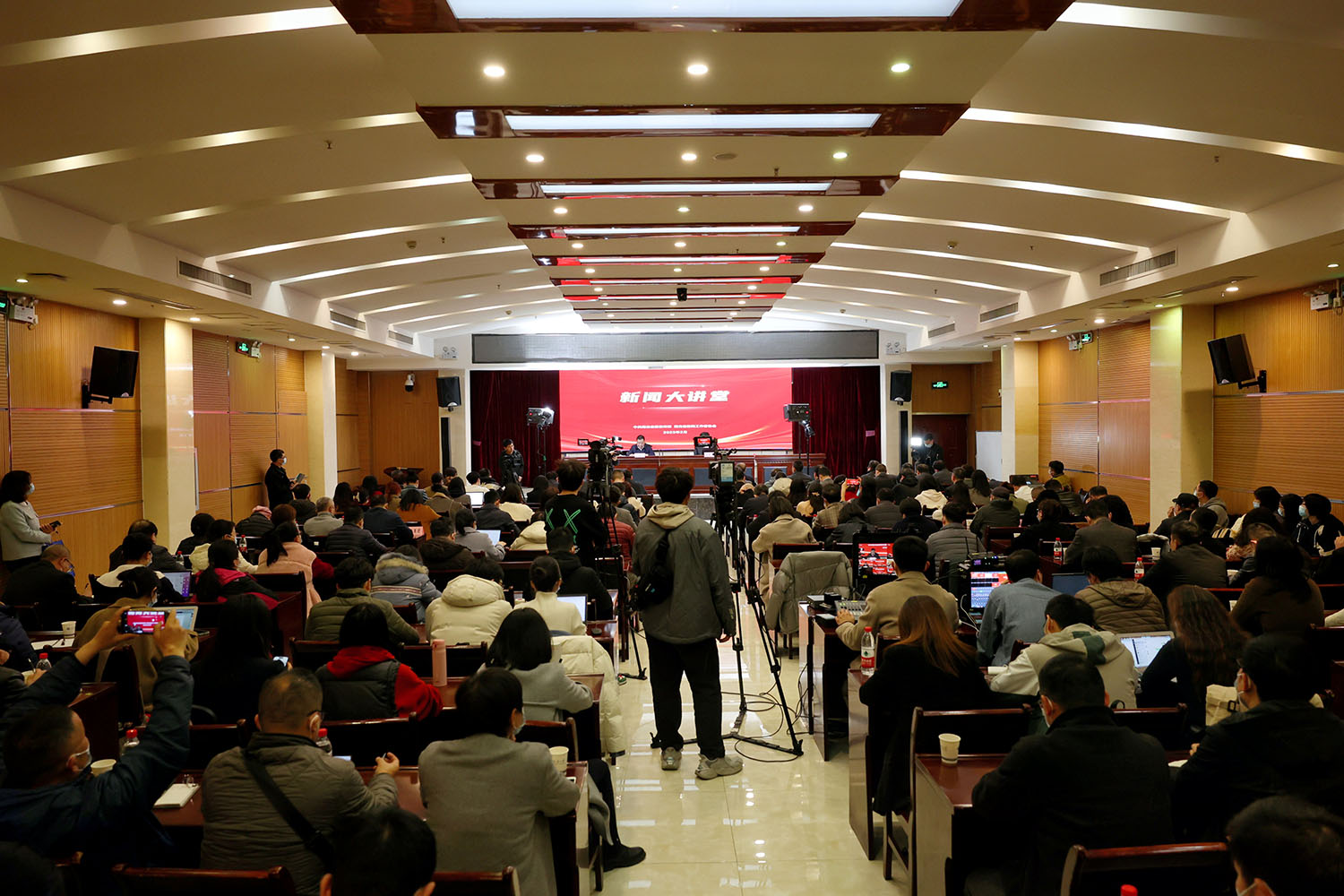 湖北“新闻大讲堂”首讲在红桃视频
开讲