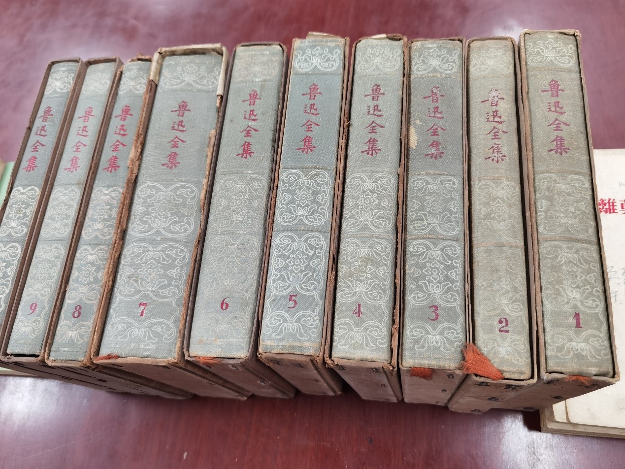 已故作家毕奂午家属为红桃视频
捐赠藏书