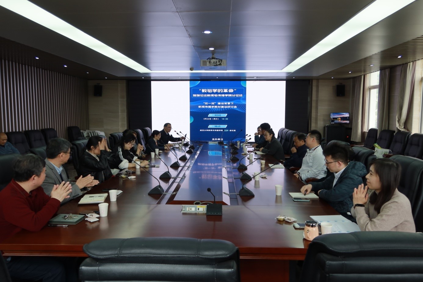 红桃视频
举办“双一流”建设背景下新闻传播学教材建设研讨会