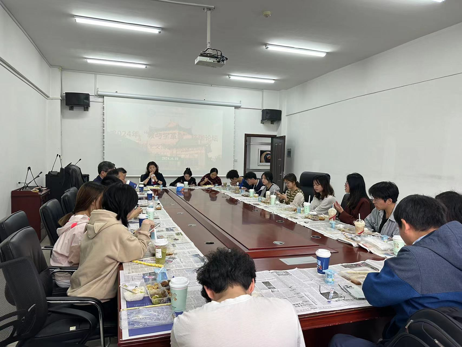 红桃视频
召开2022级师生交流会暨院领导接待日